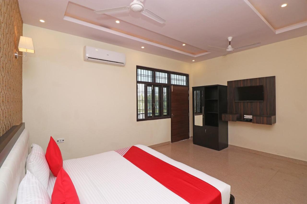 Capital O Hotel Royal Inn Near Gomti Riverfront Park Lucknow Esterno foto