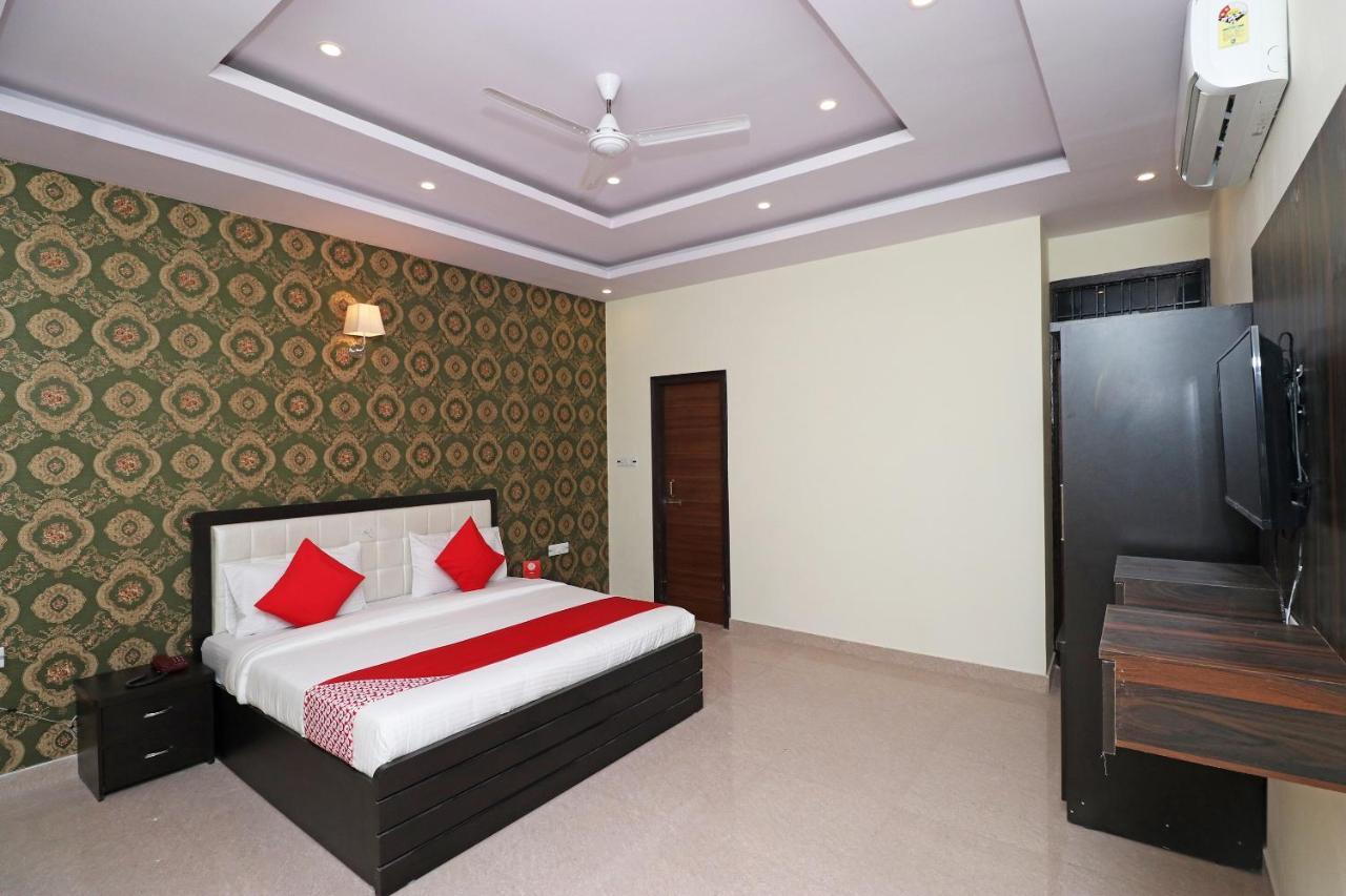 Capital O Hotel Royal Inn Near Gomti Riverfront Park Lucknow Esterno foto