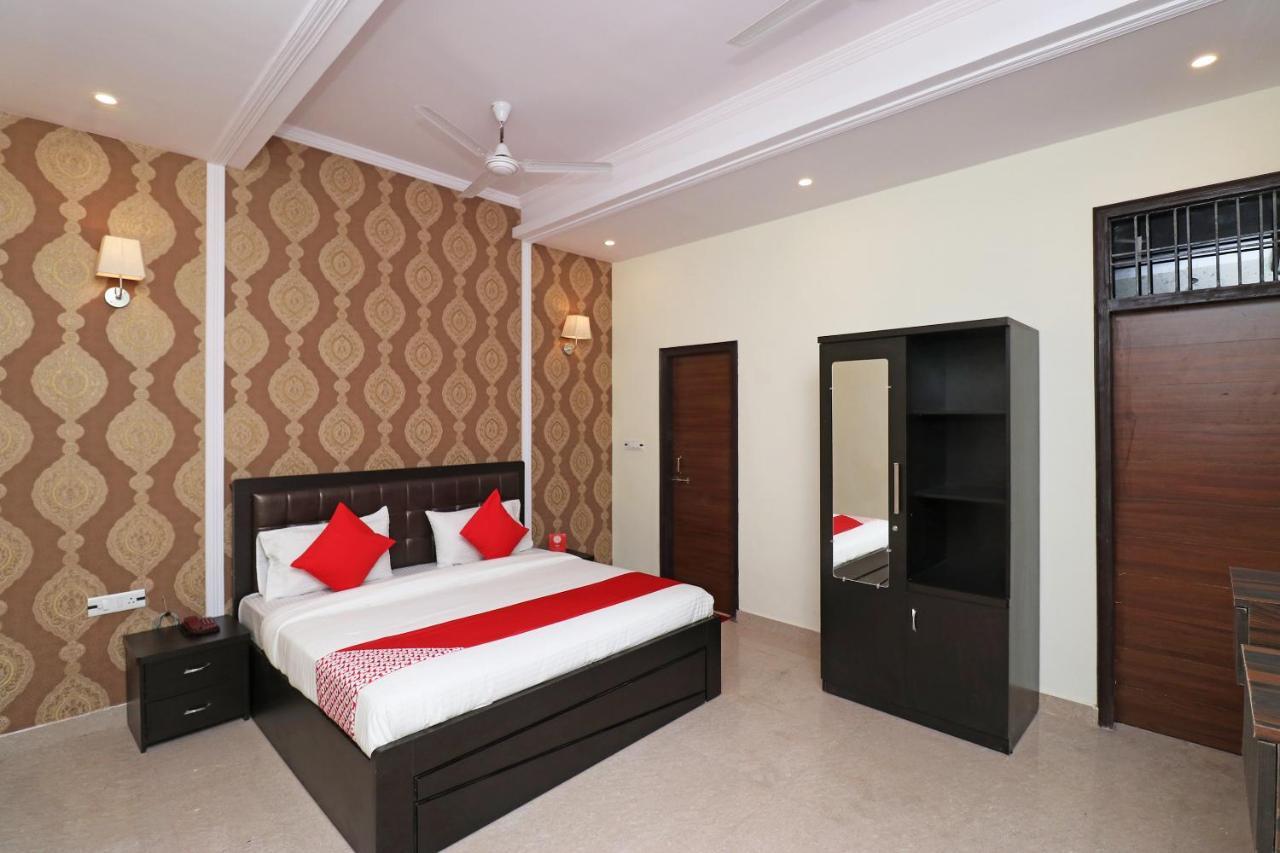 Capital O Hotel Royal Inn Near Gomti Riverfront Park Lucknow Esterno foto